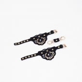 Черные кожаные наручники с клепками, кольцами и золотистой фурнитурой - Crazy Handmade - купить с доставкой в Уссурийске