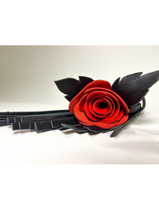 Черная кожаная плеть с красной лаковой розой в рукояти - 40 см. - БДСМ Арсенал - купить с доставкой в Уссурийске